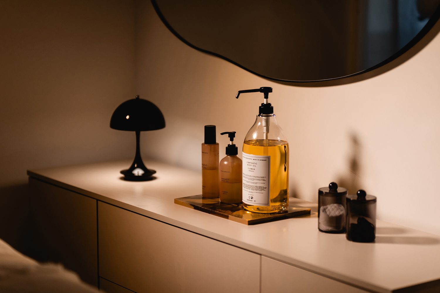 ILUMAA Lymphatic Body Oil und Pflegeöle im warmen Licht des SALISEO Studios