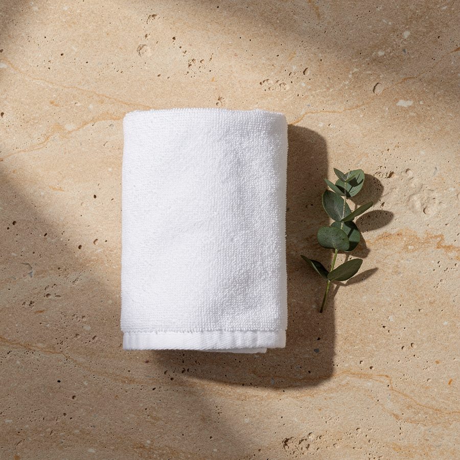 Gerolltes weißes Spa-Handtuch — Wellness-Essential im SALISEO Studio